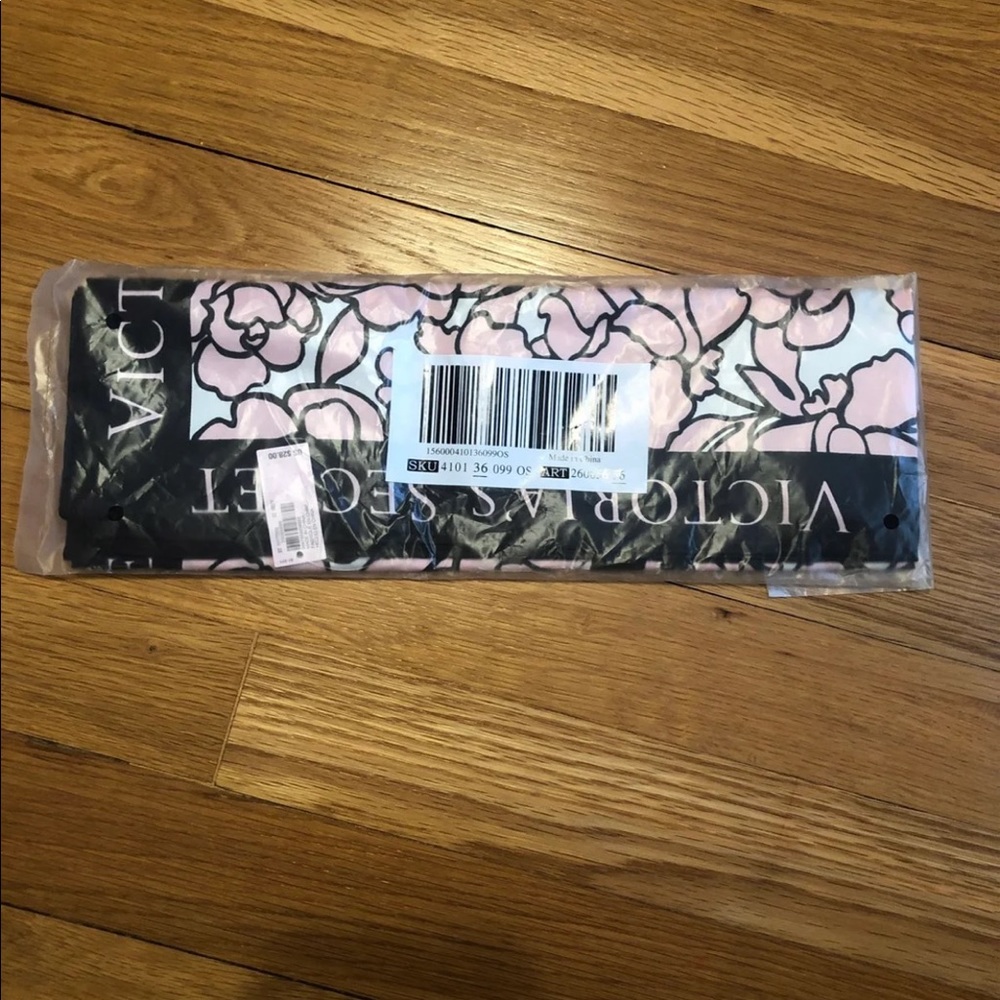 Victoria’s Secret scarf - Picture 8 of 8